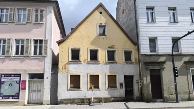 Ein trauriges Bild gibt das einstige Gasthaus zum Falken in der Ansbacher Maximilianstraße inzwischen ab. Doch das ist nicht die einzige Sorge der Nachbarn im Viertel.  (Foto: Thomas Schaller)
