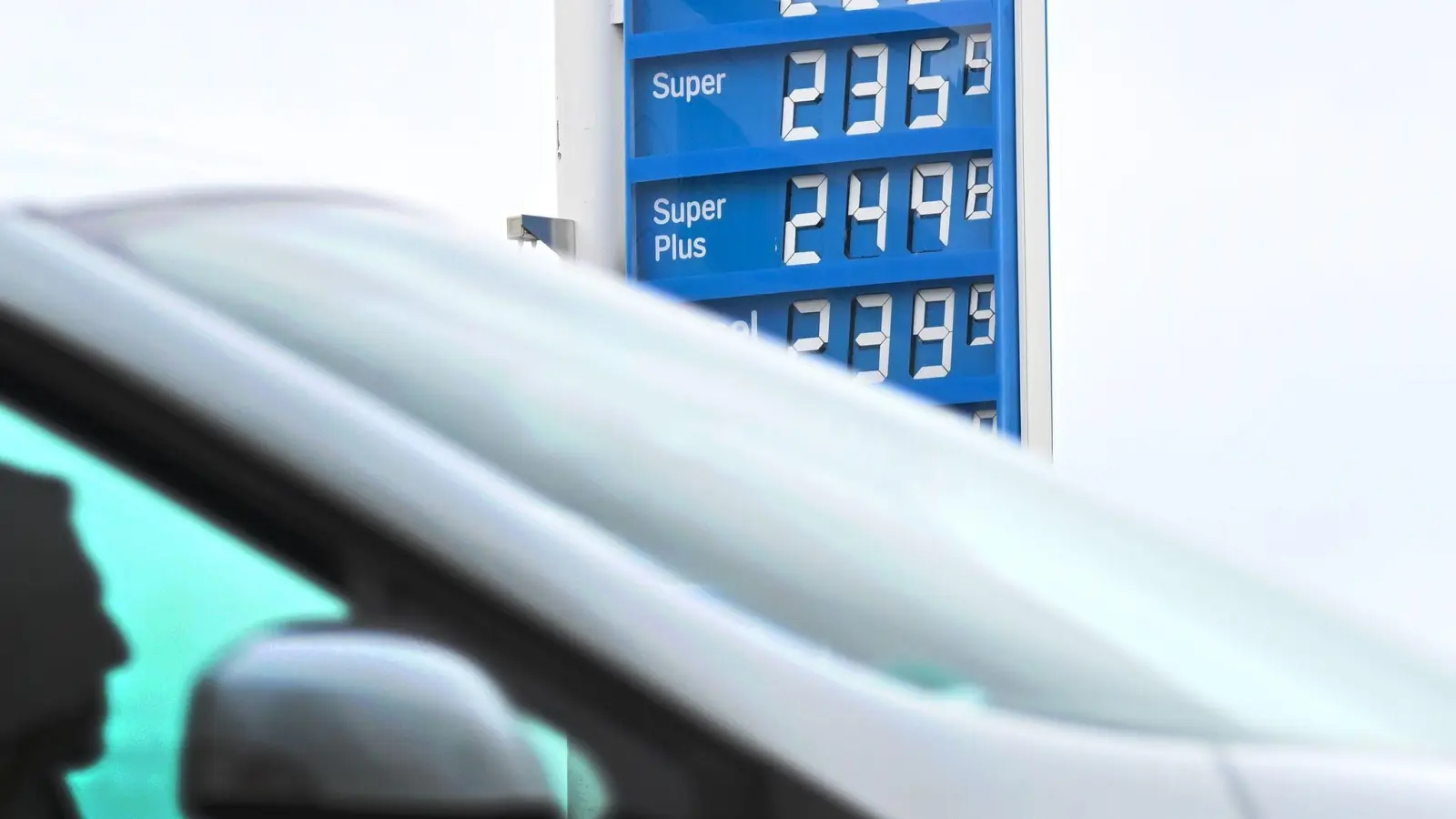 Der Krieg im Iran hat Öl verteuert, das bekommen Autofahrer hierzulande an der Tankstelle zu spüren. (Foto: Bernd Weißbrod/dpa)