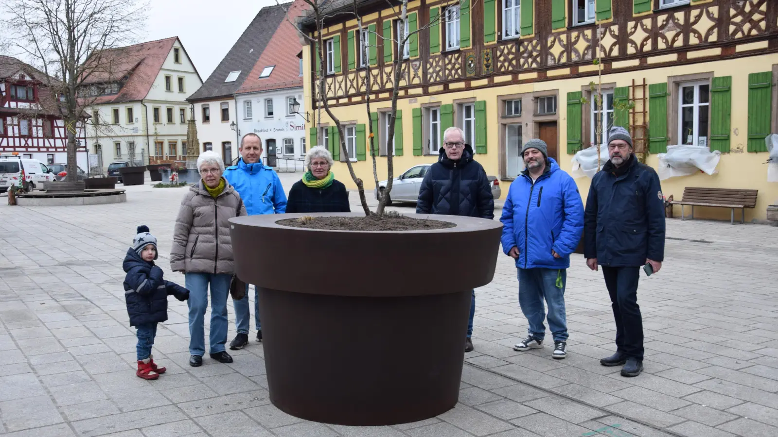 Weihten die neuen Pflanzkübel auf dem Marktplatz in Heilsbronn ein (von rechts): Günter Ries, Michael Aulbach, Bürgermeister Dr. Jürgen Pfeiffer, zweite Bürgermeisterin Gabi Schaaf, Bauhofleiter Michael Kohler und Claudia Ries mit ihrem Enkel. (Foto: Florian Schwab)