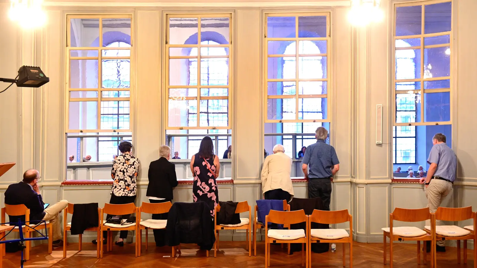 Fensterblicke aus dem Fürstenstand von St. Gumbertus auf Solomon&#39;s Knot. Das Barockmusik-Kollektiv feierte ein höfisches Geburtstagsfest. (Foto: Jim Albright)