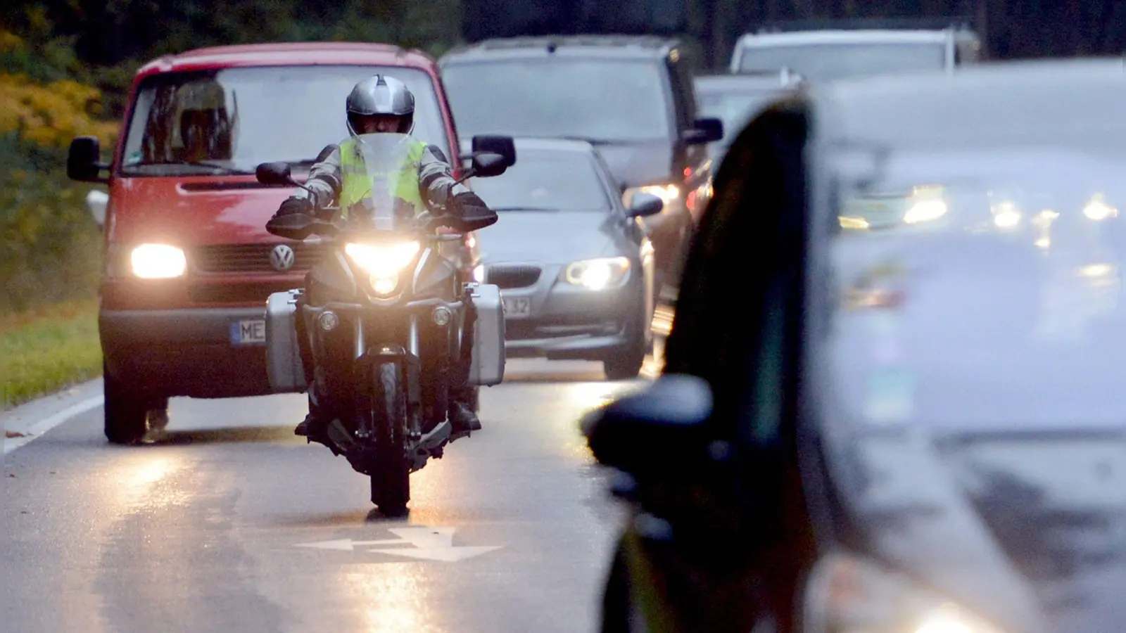 Vorsicht und gegenseitige Rücksichtnahme - auch beim Überholen: So kommen alle im Verkehr sicher ans Ziel. (Foto: Judith Michaelis/dpa-tmn)