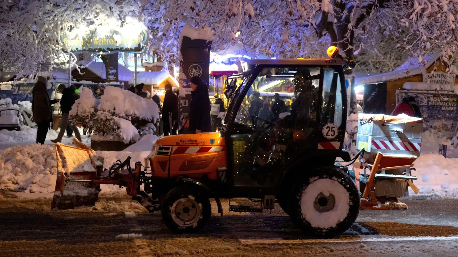 Salz wollen die Kommunen möglichst wenig streuen. (Archivbild) (Foto: Sven Hoppe/dpa)