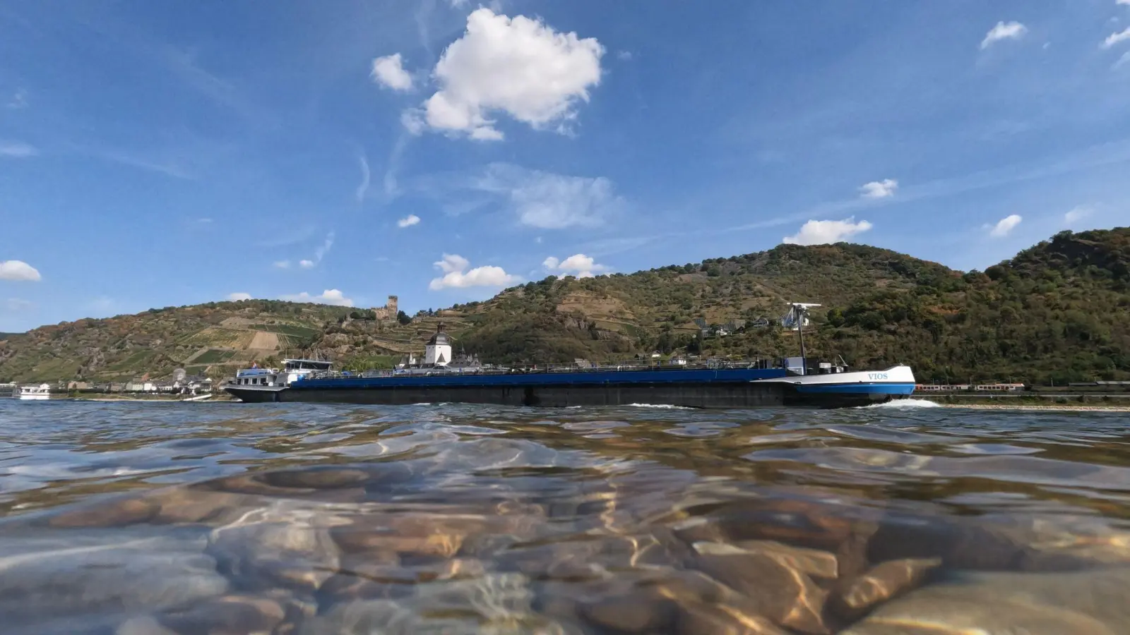 Ein Frachtschiff passiert Kaub mit der Zollburg Pfalzgrafenstein. Starke Niederschläge im Süden haben zu einem Anstieg der Pegelstände am Mittelrhein geführt. (Foto: Thomas Frey/dpa)