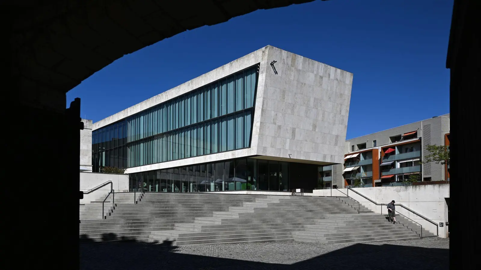 Die nach dem Schriftsteller Rudolf Hagelstange (1912-1984) benannte Stadtbibliothek in Nordhausen erhält den mit 20.000 Euro dotierten nationalen Bibliothekspreis „Bibliothek des Jahres 2024“. (Archivfoto) (Foto: Martin Schutt/dpa)