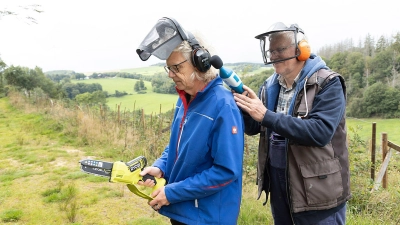 Mini-Kettensäge aber Maxi-Sound? Auch die Lautstärke der handlichen Sägewerkzeuge wurde getestet. (Foto: Claudio Kalex/selbst ist der Mann/dpa-tmn)