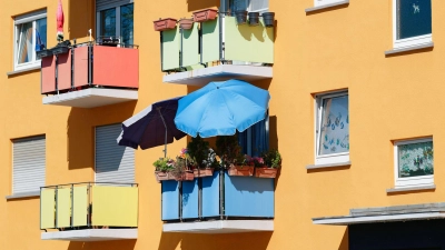 Bunt und blühend: Mieter können den Balkon ihrer Wohnung nach ihren Wünschen gestalten - doch es kann Grenzen geben. (Foto: Uwe Anspach/dpa)
