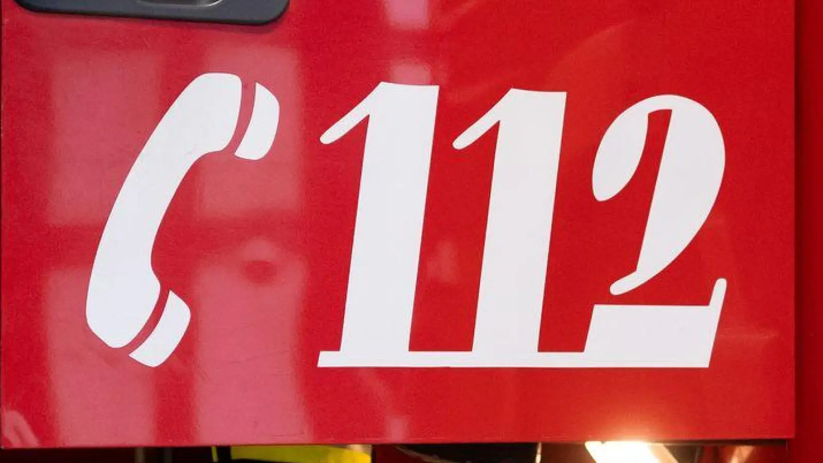 Die Feuerwehr ist mit den Löscharbeiten beschäftigt. (Symbolbild) (Foto: Niklas Treppner/dpa)