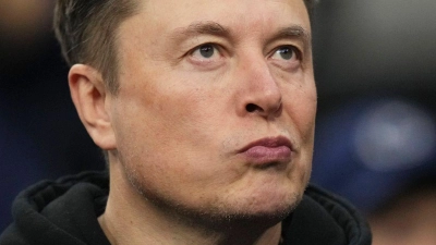 Elon Musk verteidigt seine Online-Plattform trotz überwältigender Kritik aus Europa und Asien vehement. (Archivbild) (Foto: Matt Rourke/AP/dpa)