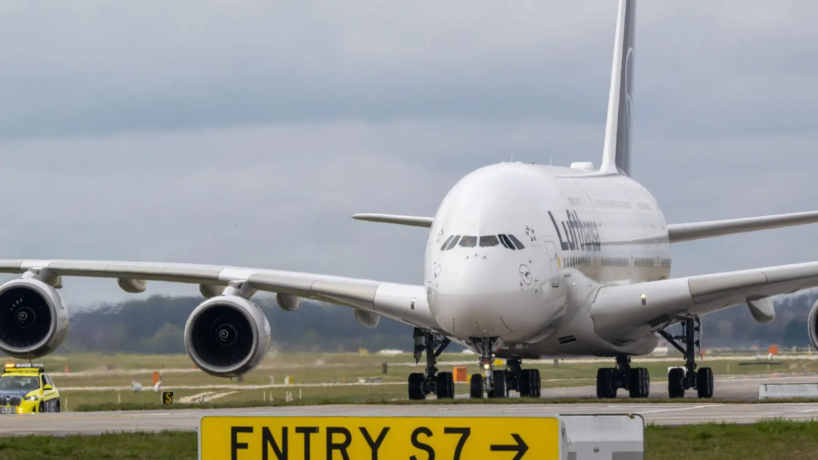 Eine frühere Landung einer Lufthansa A380 in München. (Illustration) (Foto: Peter Kneffel/dpa)
