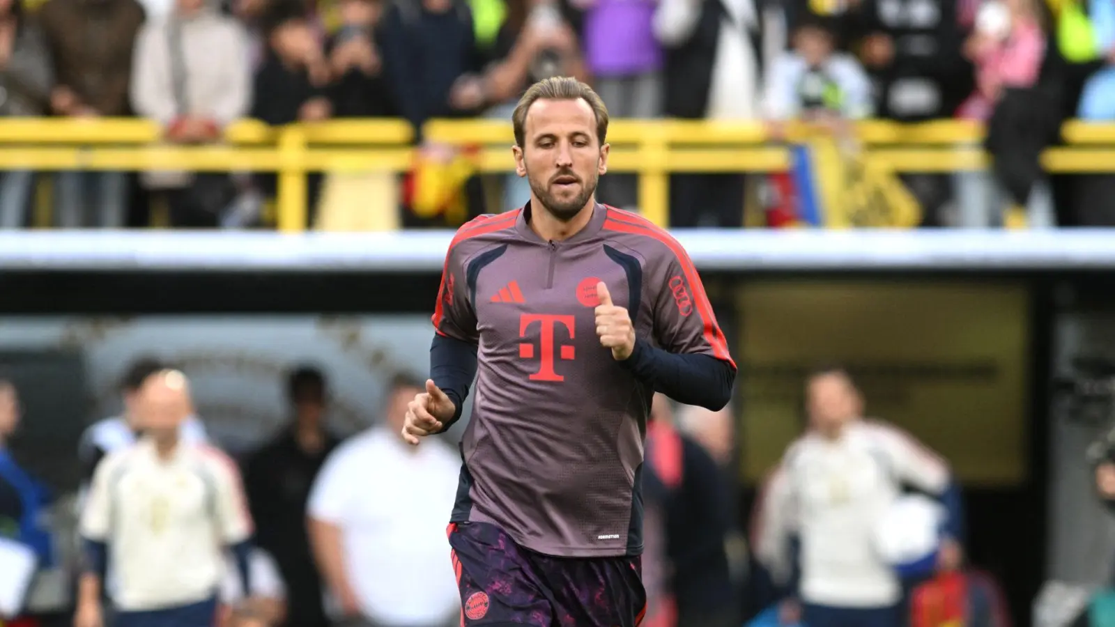 Harry Kane beim Aufwärmen in Dortmund.  (Foto: Bernd Thissen/dpa)