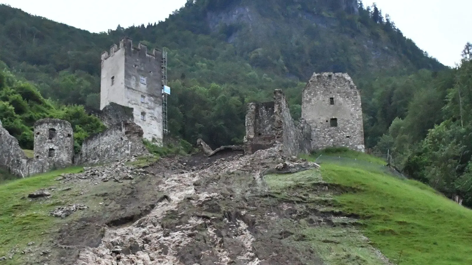 Teile der Burgruine Falkenstein im oberbayerischen Flintsbach sind nach heftigen Regenfällen abgerutscht. (Foto: David Pichler/dpa)