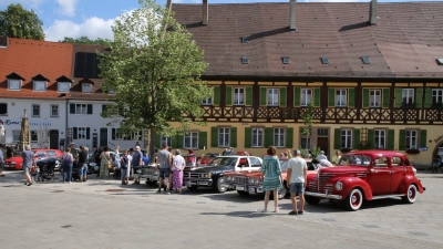Automobile Schätze des Motorsportclubs waren am Wochenende in Heilsbronn zu bewundern. Anlass war die Ausfahrt „Altmühl Classic Sprint“, deren Teilnehmer in der Stadt eine Prüfung zu absolvieren hatten. (Foto: Alexander Biernoth)