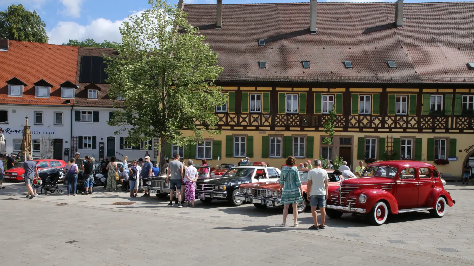 Automobile Schätze des Motorsportclubs waren am Wochenende in Heilsbronn zu bewundern. Anlass war die Ausfahrt „Altmühl Classic Sprint“, deren Teilnehmer in der Stadt eine Prüfung zu absolvieren hatten. (Foto: Alexander Biernoth)