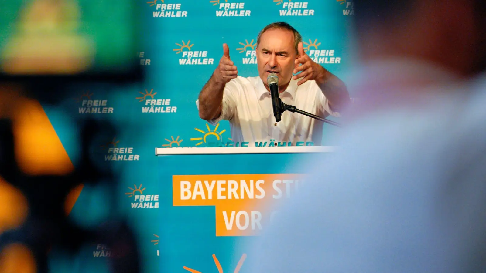 Klare Worte, aber kein euphorischer Applaus: Freie-Wähler-Chef Aiwanger kann derzeit dennoch mit der Lage seiner Partei in Bayern zufrieden sein.  (Foto: Uwe Lein/dpa)