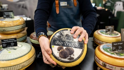 Auch bei Milch- und Molkereiprodukten setzten die Verbraucherinnen und Verbraucher auf Bio.  (Foto: Daniel Karmann/dpa)