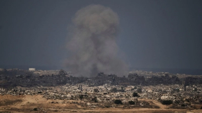 Rauch steigt auf nach einem israelischen Militärschlag im nördlichen Gazastreifen.  (Foto: Leo Correa/AP/dpa)