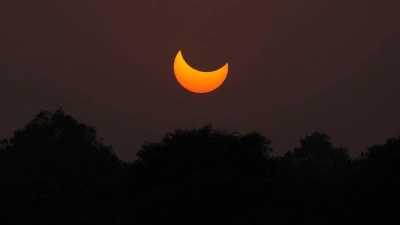 Eine partielle Sonnenfinsternis vor Sonnenuntergang in Pakistan. (Archivbild) (Foto: K.M. Chaudary/AP/dpa)