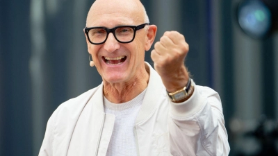 Lasst uns optimistisch sein - auch beim Thema KI, sagt Telekom-Boss Tim Höttges. (Foto: Henning Kaiser/dpa)