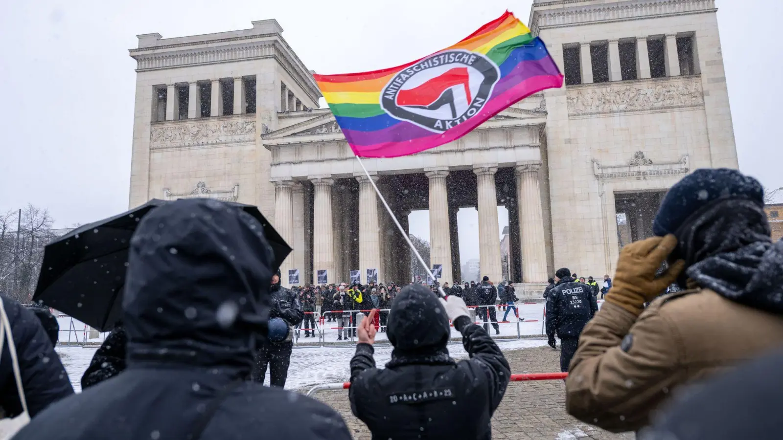 Die Polizei hielt die Teilnehmer der beiden Demonstrationen auf Abstand. (Foto: Pia Bayer/dpa)