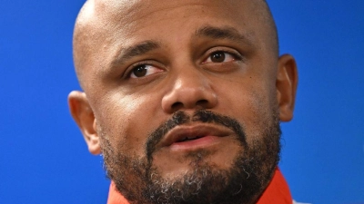 Trainer Kompany erklärt den Verzicht auf Neuer. (Foto: Peter Kneffel/dpa)