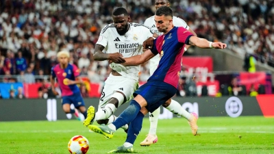 Im Pokalfinale gegen den FC Barcelona leistete sich Antonio Rüdiger (l) einen heftigen Aussetzer. (Foto: Jose Breton/AP/dpa)