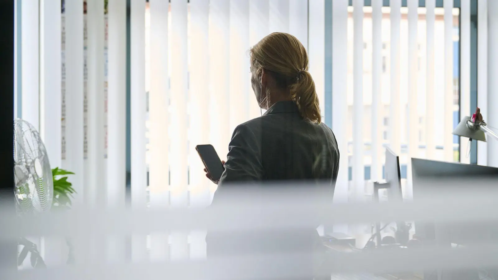Es ist nie zu spät, mit dem Sparen anzufangen: Wer allerdings früh startet, kann den Zinseszinseffekt besser für sich nutzen. (Foto: Annette Riedl/dpa/dpa-tmn)