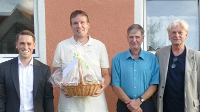Bürgermeister Johannes Weiß übermittelte die Glückwünsche der Gemeinde für die gelungene Auflösung des Oberaltenbernheimer Rechtlerwaldes. Unser Bild zeigt, von links: Johannes Weiß, Volker Trapp, Hans Weiß und Gutachter Andreas Regehr.  (Foto: Helmut Meixner)
