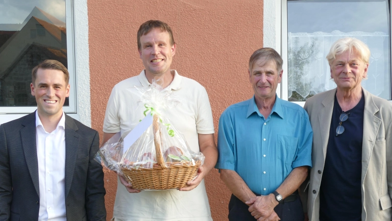 Bürgermeister Johannes Weiß übermittelte die Glückwünsche der Gemeinde für die gelungene Auflösung des Oberaltenbernheimer Rechtlerwaldes. Unser Bild zeigt, von links: Johannes Weiß, Volker Trapp, Hans Weiß und Gutachter Andreas Regehr.  (Foto: Helmut Meixner)