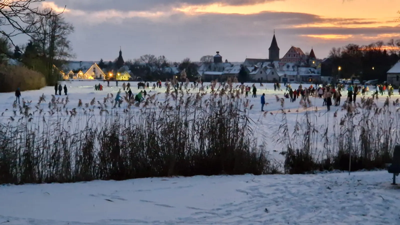 Am Stadtweiher in Leutershausen kommen viele Menschen zum Schlittschuhlaufen zusammen. (Foto: Evelin Hausner )