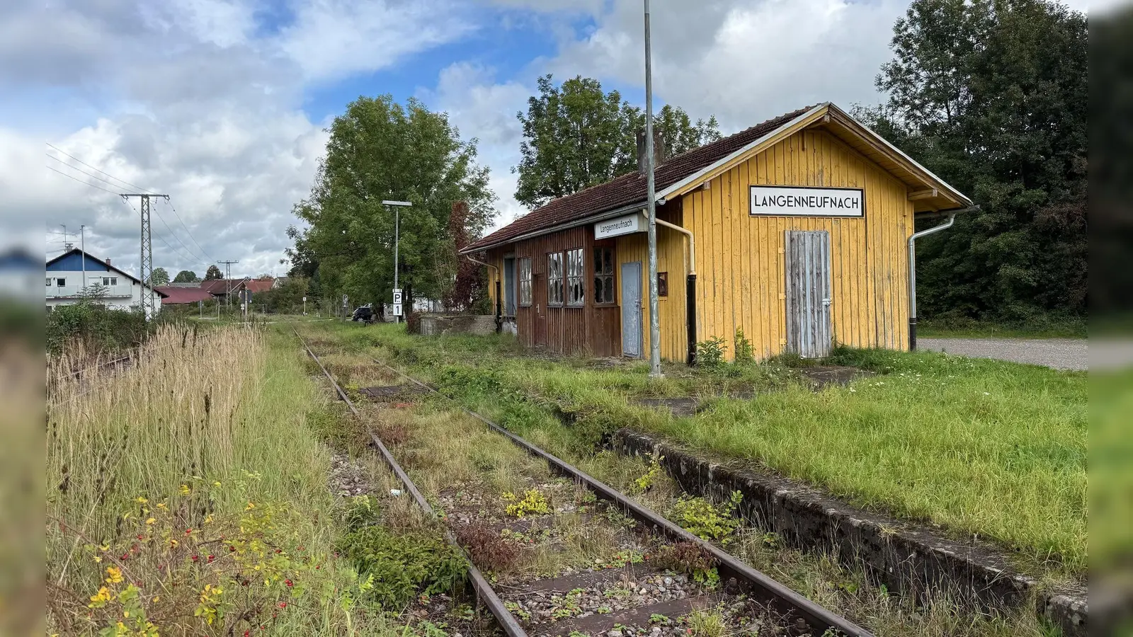 Bis Langenneufnach, hier der verfallene Bahnhof, soll die alte Staudenbahn in Landkreis Augsburg reaktiviert werde. (Archivfoto) (Foto: Ulf Vogler/dpa)