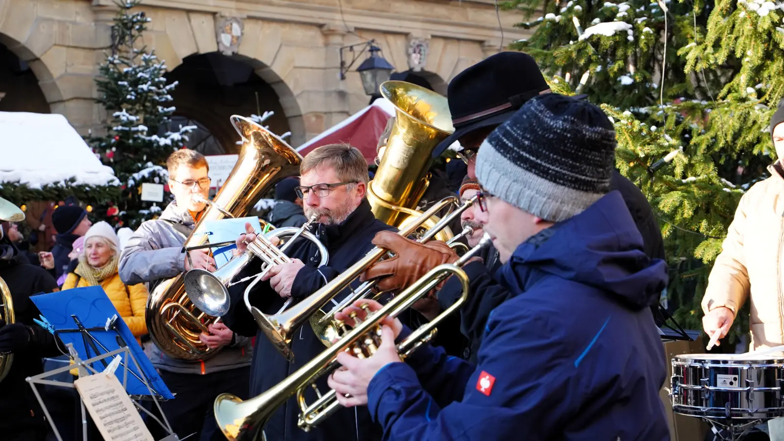 Stimmungsvolle Musik trotz frostiger Finger: Am Reiterlesmarkt in Rothenburg spielte am Sonntag der Musikverein Gebsattel.  (Foto: Simone Hedler)