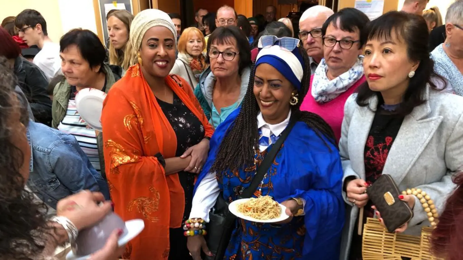 Mitmachaktionen für die Kinder, Tanzeinlagen, gutes Essen und viele Gespräche: Menschen aus 15 Nationen treffen sich im Onoldiasaal in Ansbach zum Festival der Kulturen. (Foto: Florian Pöhlmann)