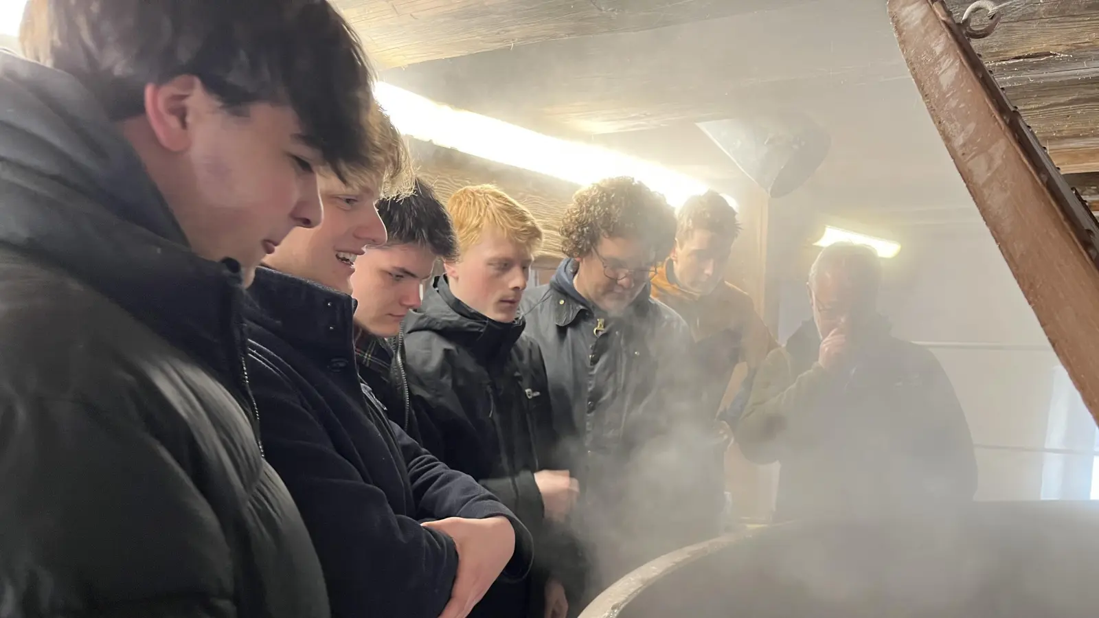 Abiturienten des Gymnasiums mit Braumeister Siegfried Brückler (rechts) an einem der Kessel in Bad Windsheim. (Foto: Leonhard Kisch)