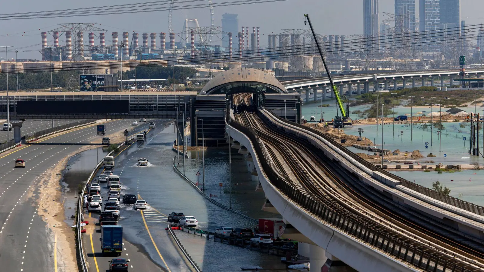 Überschwemmungen in Dubai im vergangenen Frühjahr. Wegen steigender Temperaturen kommt es nach Einschätzung der Klimawissenschaftler der Munich Re auch in Weltregionen zu schweren Unwettern, in denen solche Extremereignisse bisher quasi unbekannt waren. (Foto: Christopher Pike/AP/dpa)