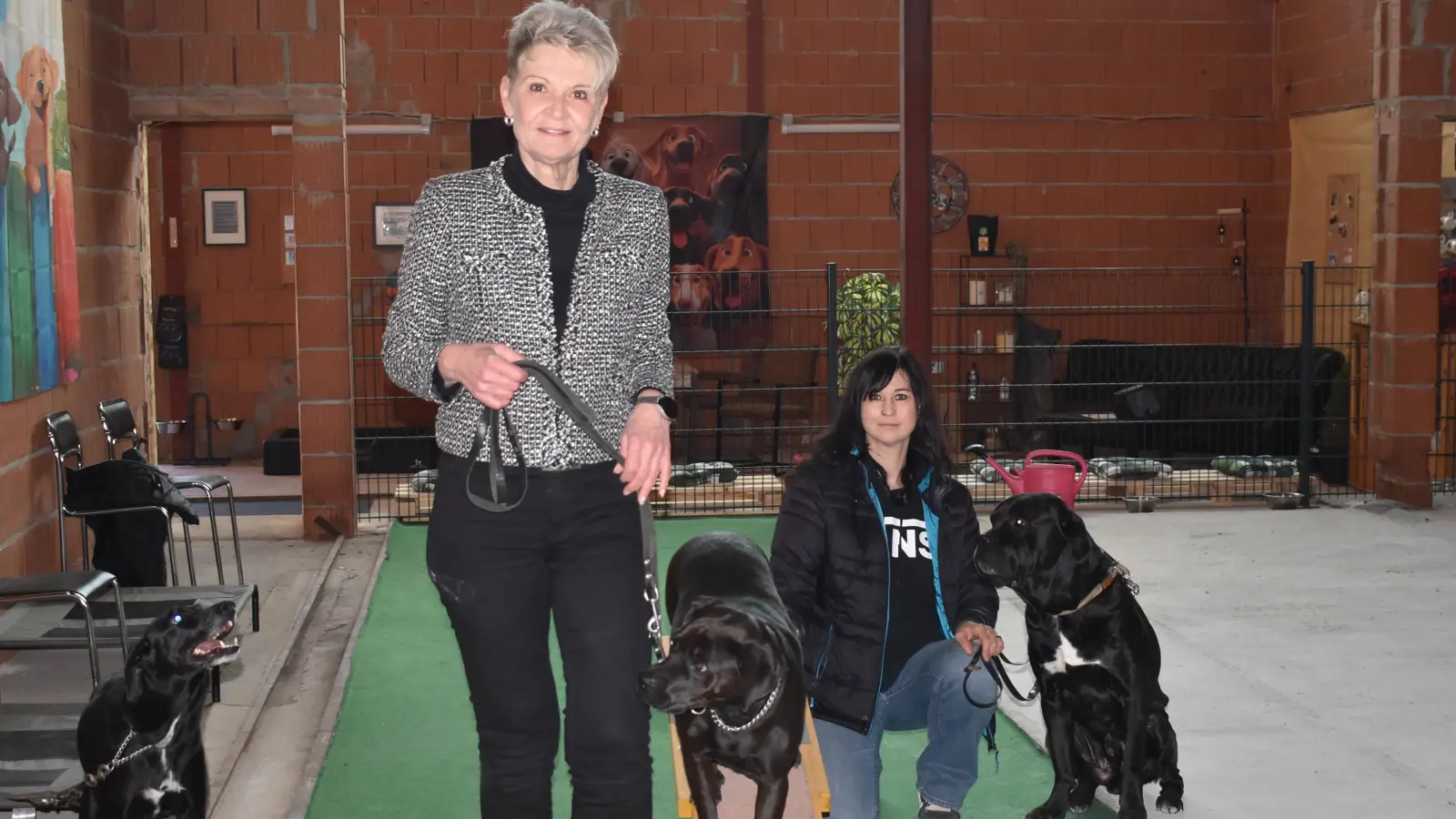 Jutta Bauereß (links) und Diane Pöltl, die den neuen Hundecampus in einer Halle der alten Ziegelei in Neustadt leiten, hatten zum Pressetermin ihre Tiere mitgebracht, die zeigten, was sie alles können. (Foto: Ute Niephaus )