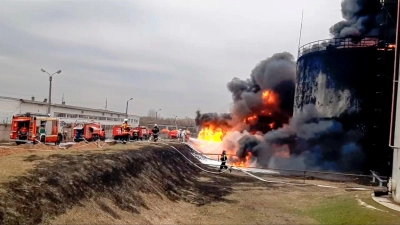 Die Feuerwehr löscht ein in  Brand geratenes Öldepot in Russland. (Archivbild) (Foto: Uncredited/Russian Emergency Ministry Press Service/AP/dpa)
