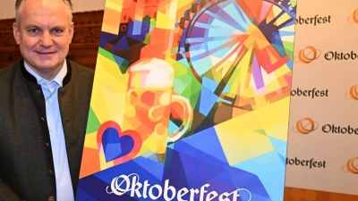 Wiesnchef Christian Scharpf präsentiert das offizielle Motiv zum Oktoberfest 2026. (Foto: Felix Hörhager/dpa)