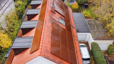 So kann eine denkmalgerechte Solaranlagen aussehen - mit farblich angepassten Modulen auf dem Dach. (Foto: valkanis-elektrotechnik.de/BHW Bausparkasse/dpa-tmn)