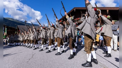 Werden künftig auch Frauen Salutschüsse abgeben? (Archivbild) (Foto: Expa/Johann Groder/APA/dpa)