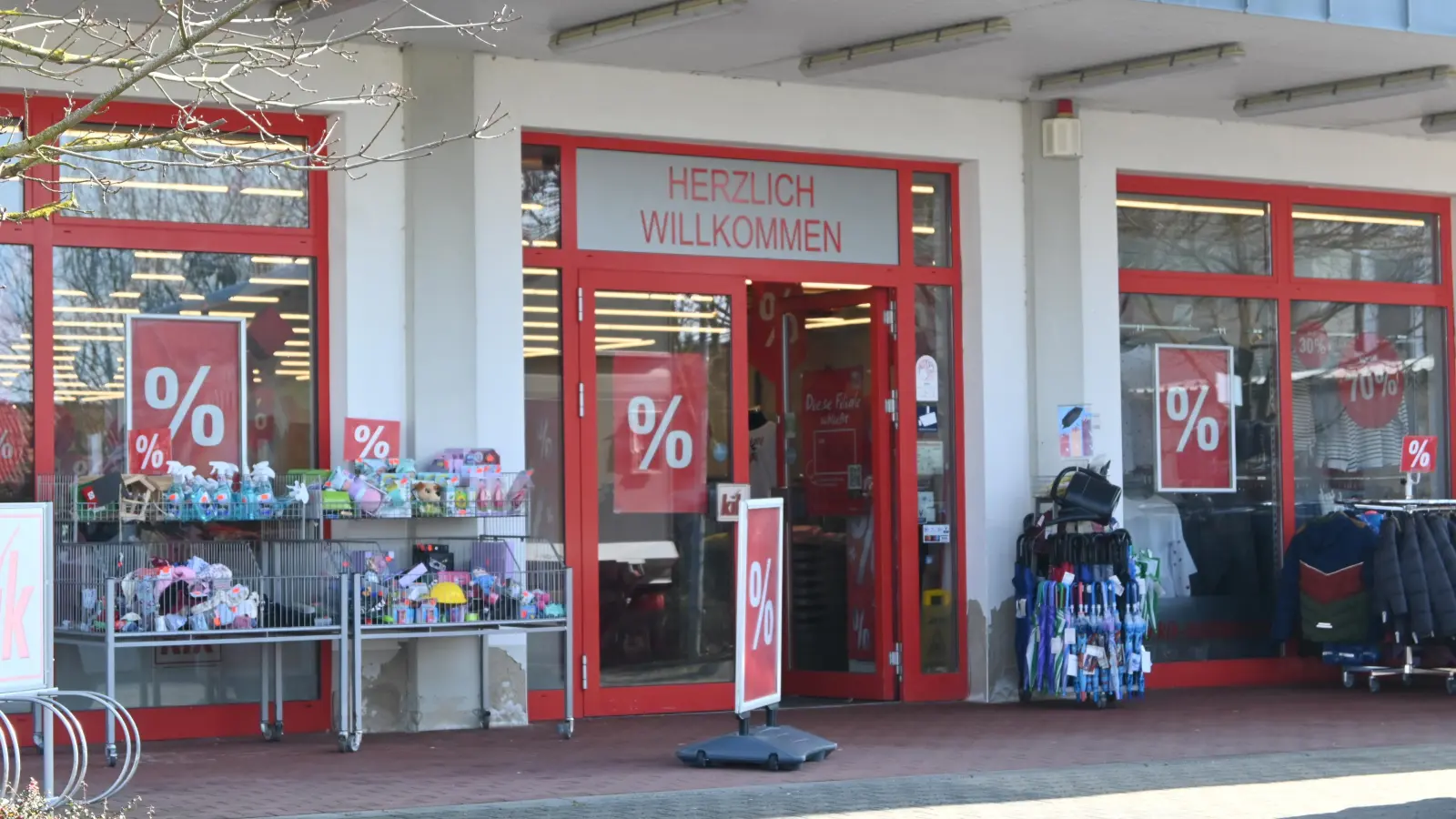 In der Kik-Filiale in Uffenheim sind die letzten Tage ihres Bestehens von Rabatten geprägt. (Foto: Anna Beigel)