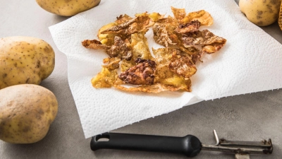 Chips aus Kartoffelschalen schmecken sehr lecker. Doch im Labor zeigen sich sehr hohe Acrylamidwerte. (Foto: Christin Klose/dpa-tmn)