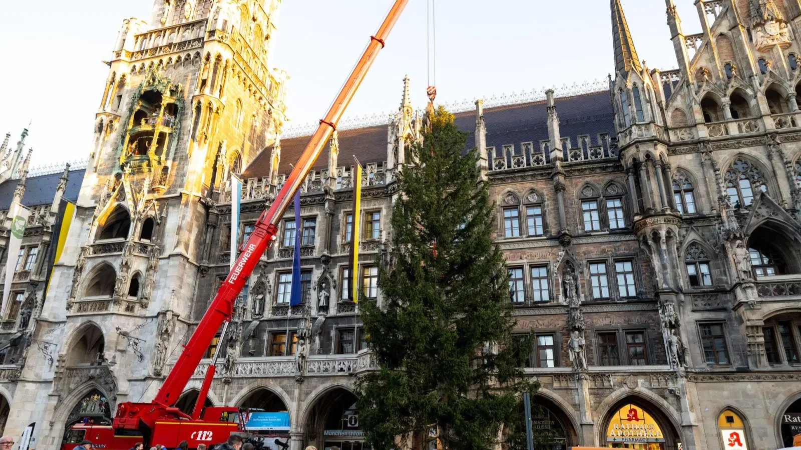 Alljährlich ein Kraftakt.  (Foto: Lennart Preiss/dpa)