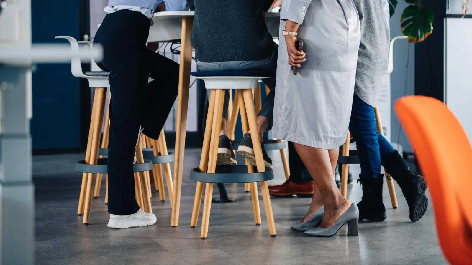 Mit engen Freunden ist ein Gespräch über das Gehalt kein Problem. Der Arbeitgeber kann in der Regel auch nicht verbieten, sich mit Kolleginnen und Kollegen über das Thema auszutauschen. (Foto: Zacharie Scheurer/dpa-tmn)