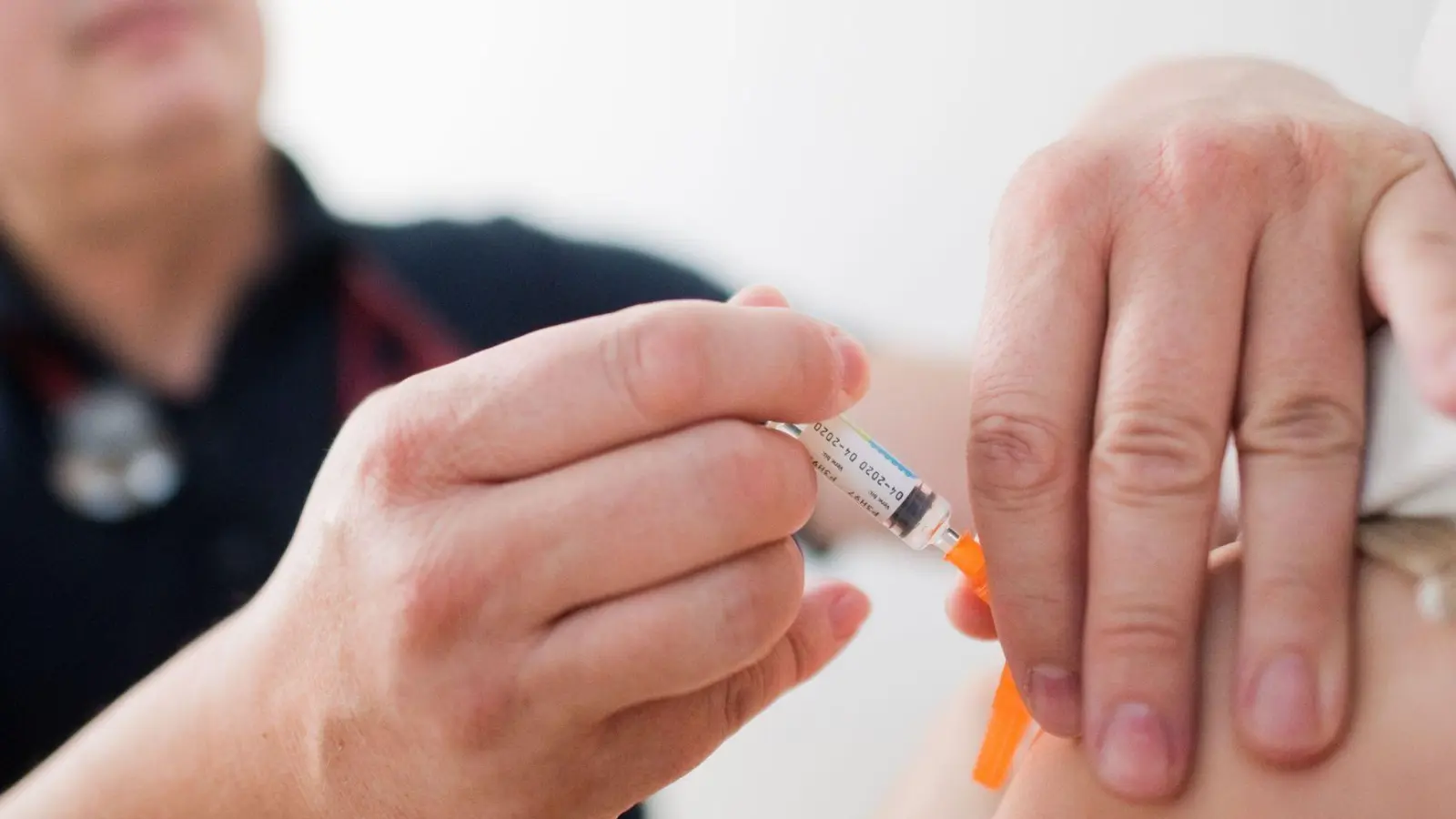 Es gibt eine Impfung, die zuverlässig vor einer Erkrankung mit Polio schützt (Symbolbild). (Foto: Julian Stratenschulte/dpa)