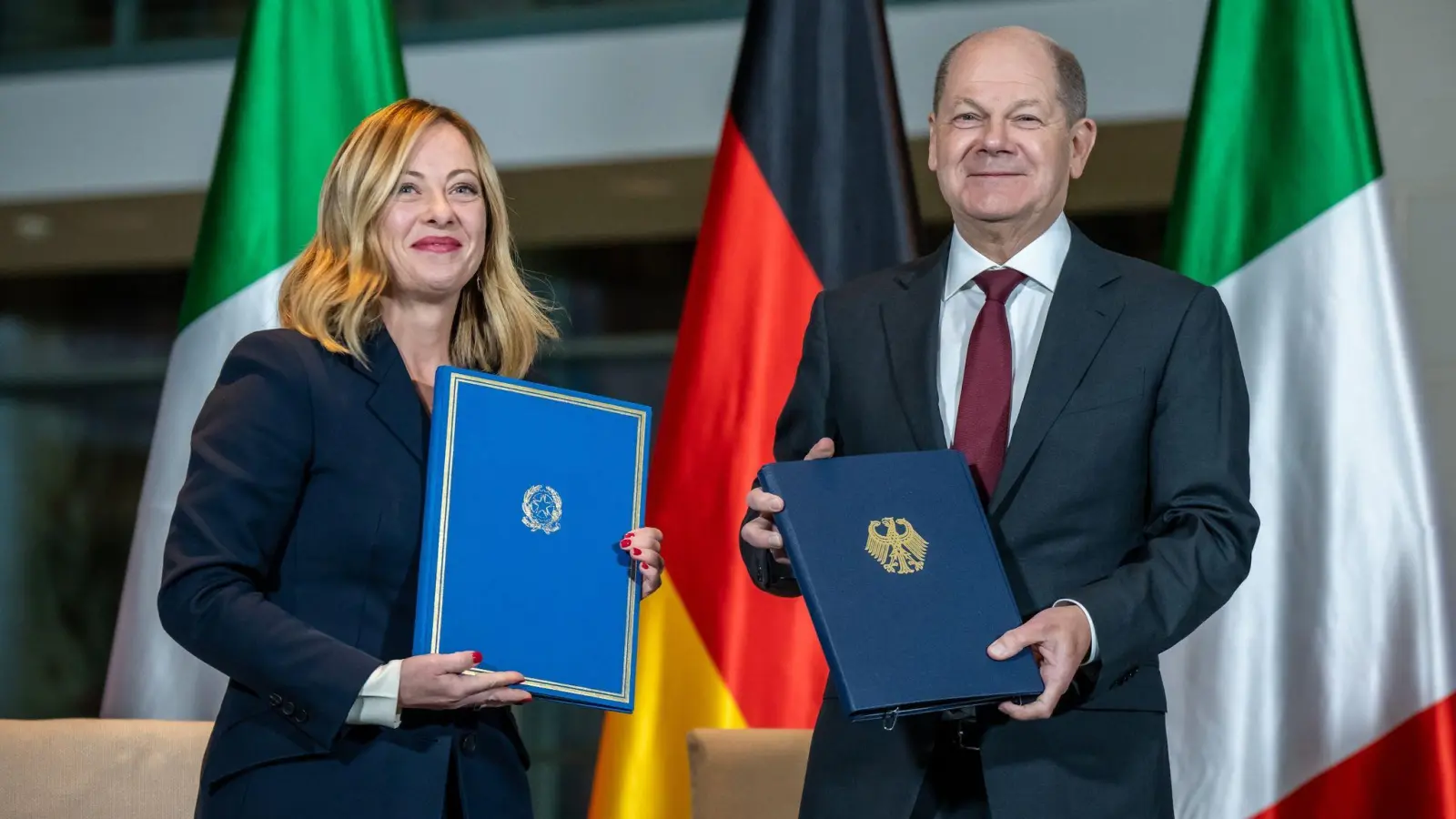 „Aktionsplan“ für mehr Zusammenarbeit: Ministerpräsidentin Giorgia Meloni und Bundeskanzler Olaf Scholz in Berlin. (Foto: Michael Kappeler/dpa)