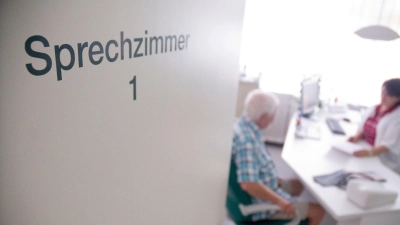 Die Zeit im Sprechzimmer ist oft knapp bemessen: Je präziser und vollständiger die Patienteninformationen sind, desto besser können die Ärzte damit arbeiten. (Foto: Benjamin Ulmer/dpa/dpa-tmn)