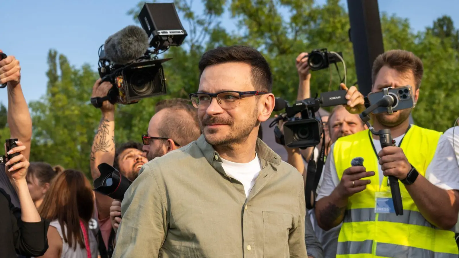 Endlich in Freiheit: Der russische Oppositionspolitiker Ilja Jaschin im Berliner  Mauerpark (Foto: Christophe Gateau/dpa)