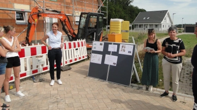 Stadtplanerin Andrea Heinlein (3. von links) erläuterte vor Ort, welche Spielgeräte es nach dem Willen der Anwohner in die engere Auswahl geschafft hatten. (Foto: Winfried Vennemann)