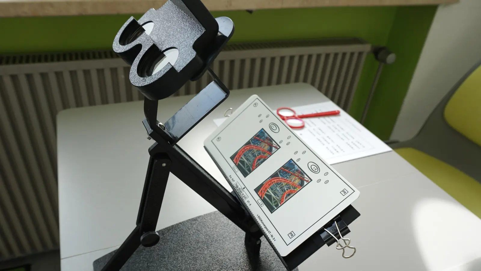 Unter anderem mit diesem Biopter wird das Visualtraining durchgeführt. (Foto: Andrea Walke)