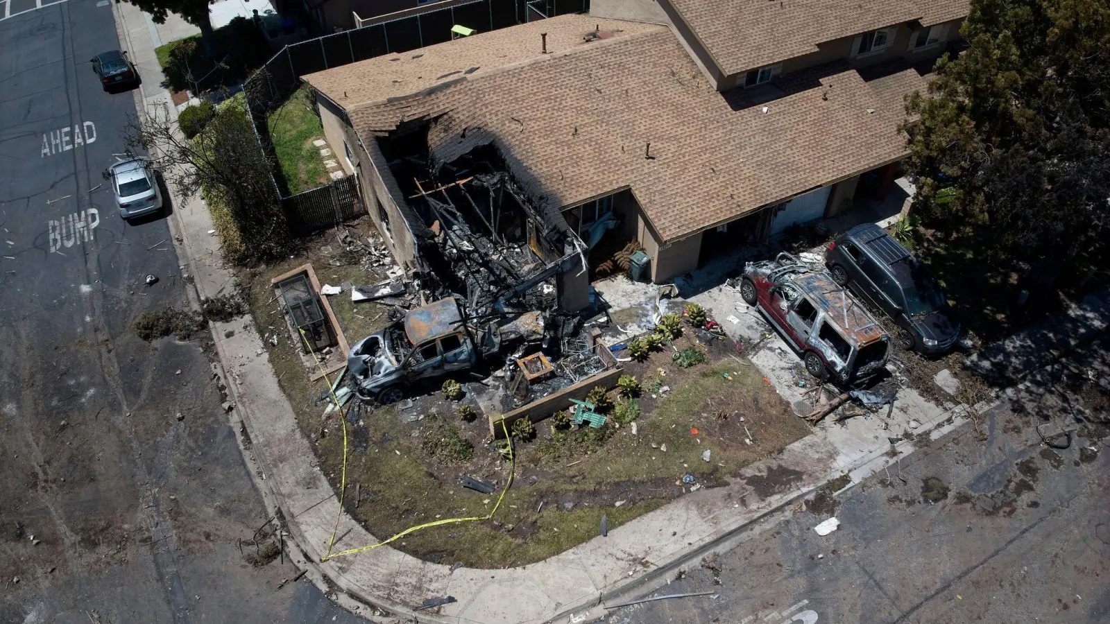Tödlicher Kleinflugzeugabsturz in einem Wohngebiet im südkalifornischen San Diego. (Foto: William Liang/AP/dpa)